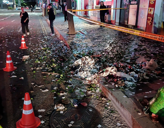 1일 오후 인천시 계양구 길가에 북한의 대남 오물 풍선 잔해로 추정되는 물체들이 흩어져 있다. 〈사진=인천소방본부 제공·연합뉴스〉