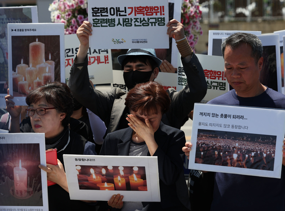 4일 서울 용산구 국방부 앞에서 육군 12사단 훈련병 가혹행위 사망사건 규탄 및 진상규명 촉구 기자회견이 열렸다. 〈사진=연합뉴스〉