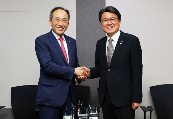 국민의힘 추경호 원내대표가 4일 오후 국회 의원회관에서 조국혁신당 황운하 원내대표를 예방하고 있다. (사진=연합뉴스)