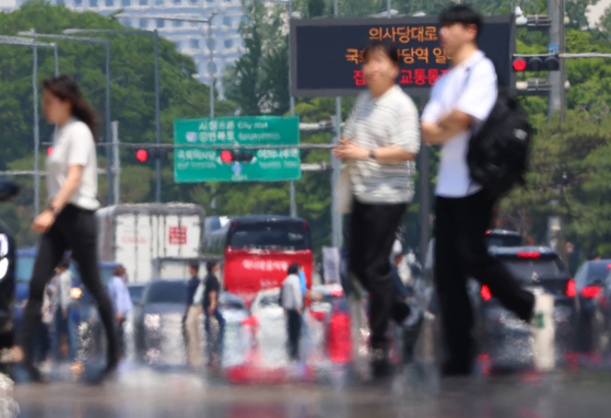 지난달 23일 서울 영등포구 여의대로 위로 지열에 의한 아지랑이가 피어오르고 있는 모습. 〈자료사진=연합뉴스〉