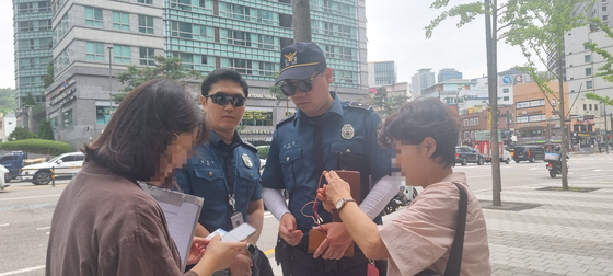 지난 30일 명동에서 무자격 가이드 불시 단속에 나선 서울시〈사진=서울시〉