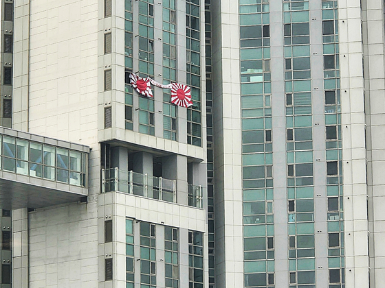 현충일인 6일 부산 수영구 남천동의 한 주상복합 아파트에 욱일기가 내걸렸다. 〈사진=시청자 제공〉