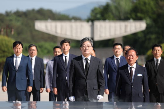 유승민 전 국민의힘 의원이 지난달 16일 오후 광주 북구 국립 5·18 민주묘지를 참배하고 있다. 〈사진=연합뉴스〉