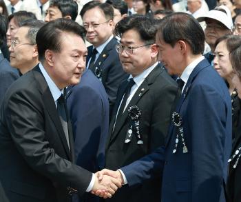 현충일 추념식서 대통령 만난 조국, 악수하며 “민심 받들라“