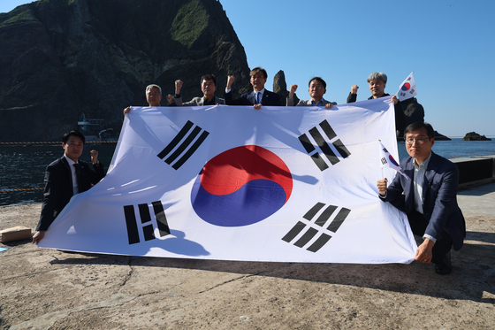 조국혁신당 조국 대표가 지난달 13일 경북 울릉군 독도에서 관계자들과 태극기를 들고 기념 촬영하고 있는 모습. 〈자료사진=연합뉴스〉