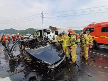 충남 홍성 국도서 차량 충돌 후 화재…3명 숨져  