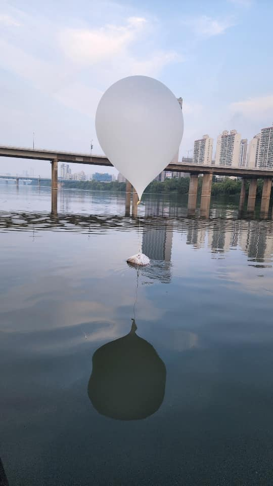 어제(8일)부터 오늘(9일) 오전까지 국내에 낙하된 북한 오물풍선. 〈사진=합동참모본부〉