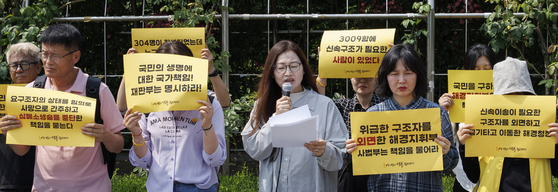 10일 오후 서울 서초구 서울중앙지법 앞에서 임 군의 어머니 전인숙 씨가 판결과 관련한 입장을 말하고 있다. 〈출처=연합뉴스〉