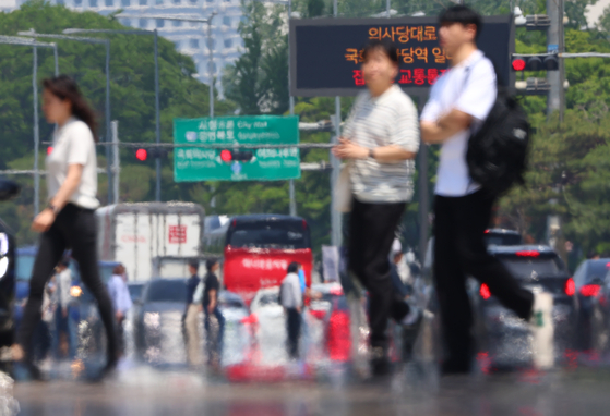 오늘(10일)은 전국 대부분 지역에서 체감온도가 31도 이상으로 올라 덥겠다. 〈사진=연합뉴스〉