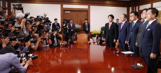 우원식 국회의장이 오늘(10일) 오후 국회에서 국민의힘 추경호, 더불어민주당 박찬대 원내대표와 상임위원회를 배분하는 원구성 문제를 두고 회동하고 있다. 〈사진=연합뉴스〉