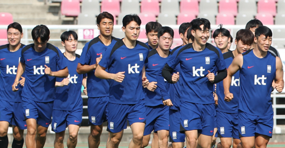 축구 대표팀이 중국과의 '2026 북중미 월드컵' 2차 예선을 하루 앞둔 오늘(10일) 오후 경기고양종합운동장에서 가볍게 몸을 풀고 있다. 〈사진=연합뉴스〉