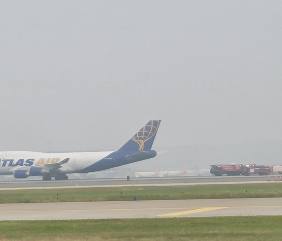 11일 오전 아틀라스 소속 항공기 5Y8692 편이 착륙 중 타이어 파손으로 인천공항 활주로에 멈춰서 있다. 〈사진=독자제공〉