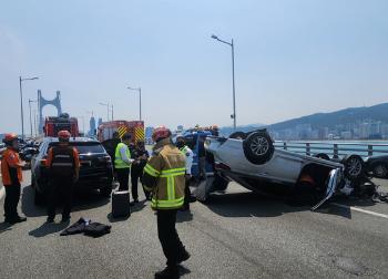 부산 광안대교서 추돌 차량이 작업자 덮쳐 11명 중경상