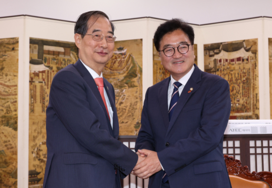 우원식 국회의장이 오늘(12일) 국회를 찾은 한덕수 국무총리와 악수를 하고 있다. 〈사진=연합뉴스〉