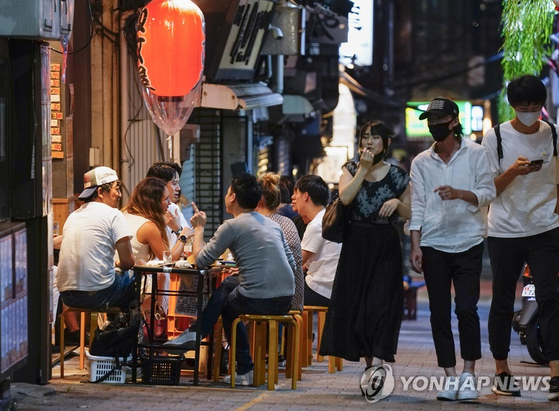 도쿄 신주쿠에서 술 마시는 사람들 〈사진=연합뉴스〉