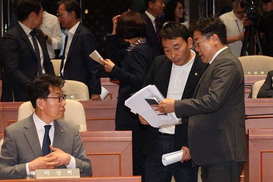 더불어민주당 박찬대 원내대표와 김용민 의원이 13일 오전 서울 여의도 국회에서 열린 정책 의원총회에서 대화하고 있다. 왼쪽은 진성준 정책위의장. 〈사진=연합뉴스〉