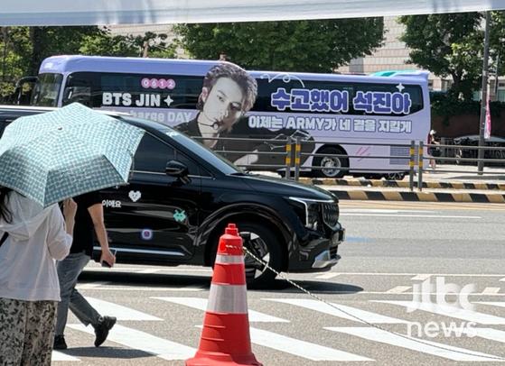 13일 서울 송파구 종합운동장 일대에서 '2024 페스타' 행사가 진행됐다. '페스타'는 방탄소년단 데뷔일 6월 13일을 기념하는 축제다. 이날 전세계 아미들이 행사장에 운집했다. 〈사진=JTBC엔터뉴스〉