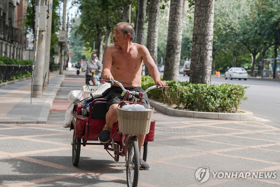 지난 11일 중국 베이징 거리의 시민 〈사진=연합뉴스〉