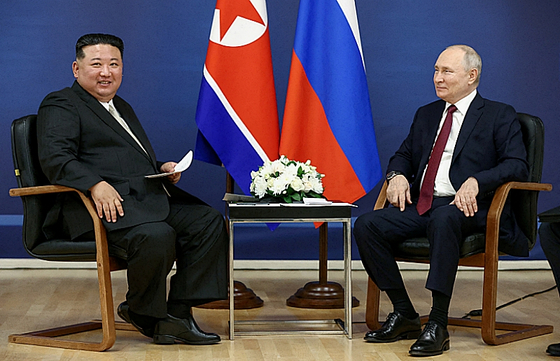 김정은 북한 국무위원장이 지난해 9월 블라디미르 푸틴 러시아 대통령과 회담하고 있다. 〈출처=로이터〉