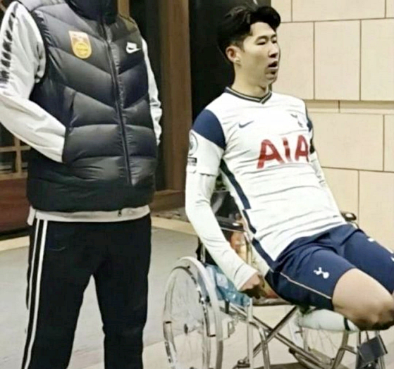 우리 축구 대표팀 손흥민 선수가 휠체어에 타고 있는 합성 사진이 중국 소셜미디어에 퍼져 논란이 되고 있다. 〈사진=서 교수 페이스북 캡처〉 