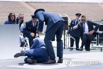 “동정 어린 81살 vs 강인한 77살“…인지력은 “바이든이나 트럼프나“