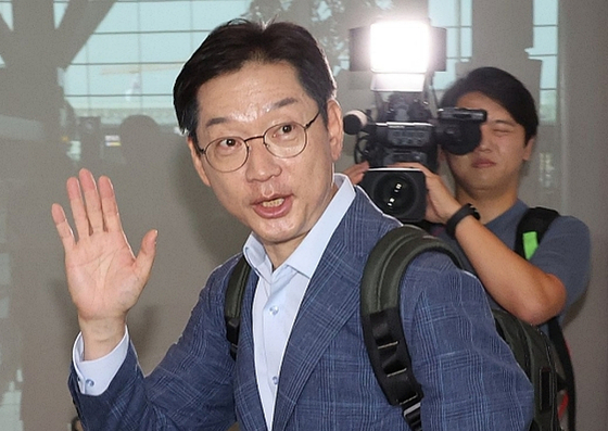 출국하는 김경수 전 경남도지사가 14일 인천공항에서 지인들에게 인사하고 있다. 영국에서 유학 중인 김 전 지사는 노무현 전 대통령 추도식 참석을 위해 잠시 귀국했다. 〈사진=연합뉴스〉