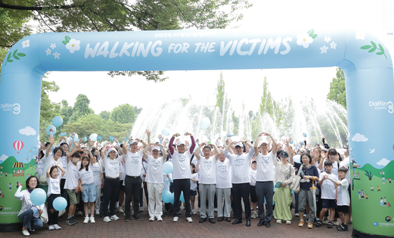박성재 법무부 장관이 15일 서울 어린이대공원에서 열린 '다링(Daring) 안심 캠페인'에서 김갑식 전국 범죄피해자지원연합회장, 시민들과 함께 기념 촬영을 하고 있다. (법무부 제공)