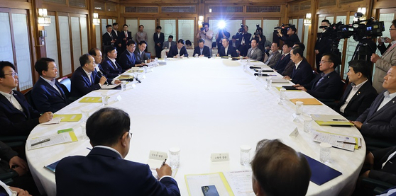 16일 오후 서울 종로구 삼청동 총리 공관에서 고위 당·정·대 협의회가 열렸다. 〈사진=연합뉴스〉