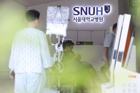 서울대병원 교수들이 17일부터 무기한 휴진에 들어가는 가운데, 환자단체가 집단 휴진 철회를 촉구했다. 〈사진=연합뉴스〉