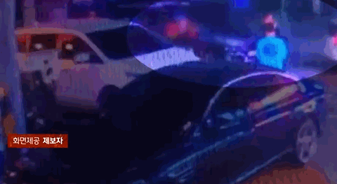 한 남성이 행인과 차량을 향해 소화기를 분사하는 모습. 〈영상=JTBC '사건반장'〉