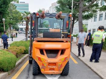 부산대서 지게차 사고...20대 여학생 치어 '중태'