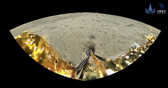 중국의 무인 달탐사선 '창어 6호'가 촬영해 지구로 전송한 달 표면 사진. 중국은 지난 3일 인류 최초로 달 뒷면의 샘플을 채취하는 데 성공했다. 미국과 소련은 달 앞면에서만 샘플을 채취했다. [AP=연합뉴스]  This China National Space Administration (CNSA) handout image released by Xinhua News Agency, shows a moon surface taken by a panoramic camera aboard the lander-ascender combination of Chang'e-6 spacecraft after it landed on the moon, Tuesday, June 4, 2024. China says a spacecraft carrying rock and soil samples from the far side of the moon has lifted off from the lunar surface to start its journey back to Earth. [AP=연합뉴스]  〈저작권자(c) 연합뉴스, 무단 전재-재배포, AI 학습 및 활용 금지〉
