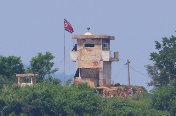 지난 9일 경기도 파주 접경지역에서 바라본 북한군 초소에서 북한군 병사가 경계근무를 서고 있다. 〈사진=연합뉴스〉