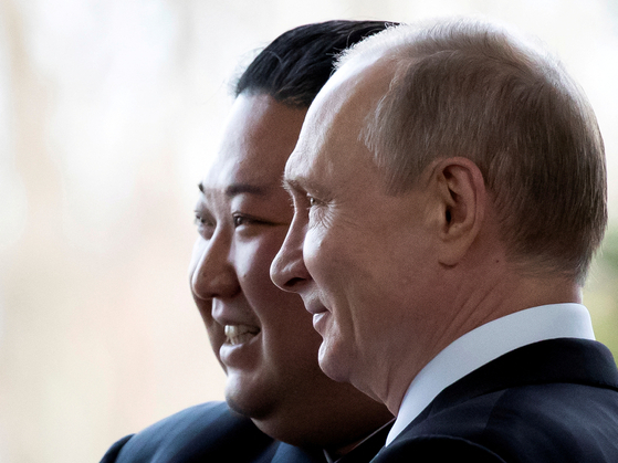 지난 2019년 정상회담에서 만난 김정은 북한 국무위원장(왼쪽)과 블라디미르 푸틴 러시아 대통령. 〈사진=로이터 연합뉴스〉