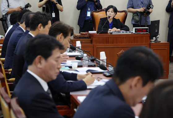 18일 국회에서 열린 과학기술정보방송통신위원회 전체회의에서 최민희 위원장이 발언을 하고 있다. 〈사진=연합뉴스〉