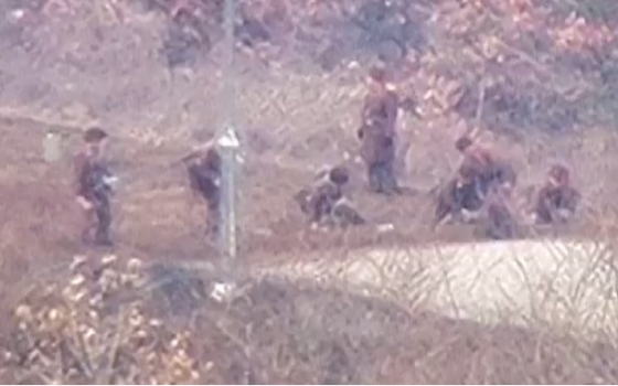 전선지역에서 지뢰매설 작업 중인 북한군. 〈사진=합동참모본부 제공/연합뉴스〉