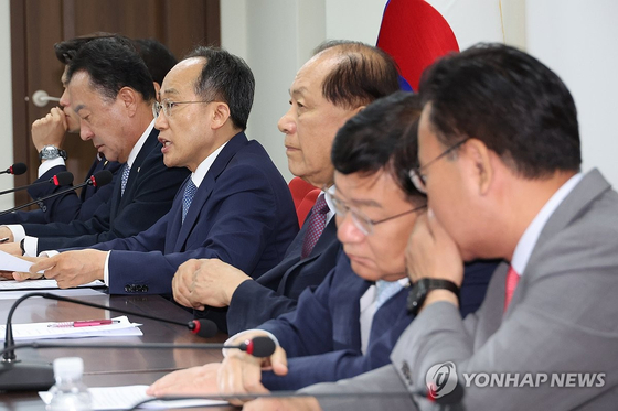 국민의힘 추경호 원내대표가 20일 오전 서울 여의도 당사에서 열린 비상대책회의에서 발언하고 있다. 오른편에 앉은 정점식 정책위의장과 유상범 비대위원이 귀엣말을 나누고 있다. 〈사진=연합뉴스〉