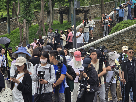 중국으로 반환된 뒤 지난 12일 중국 쓰촨성 청두시 워룽 선수핑기지에서 두 달여 만에 처음 공개된 푸바오를 보기 위해 사전 예매로 입장권을 구매한 일반 관람객들이 길게 늘어섰다. 사진 이도성 베이징특파원