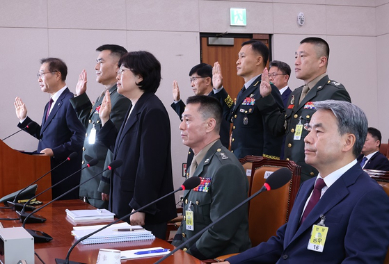 박성재 법무부 장관, 박정훈 전 해병대 수사단장, 유재근 전 국방부 법무비서관 등이 21일 오전 국회 법제사법위원회에서 열린 '채상병 특검법'에 대한 입법청문회에 증인으로 출석해 증인선서를 하는 동안 선서를 거부한 임성근 전 해병대 1사단장, 이종섭 전 국방부 장관이 자리에 앉아 있다. 〈사진=연합뉴스〉