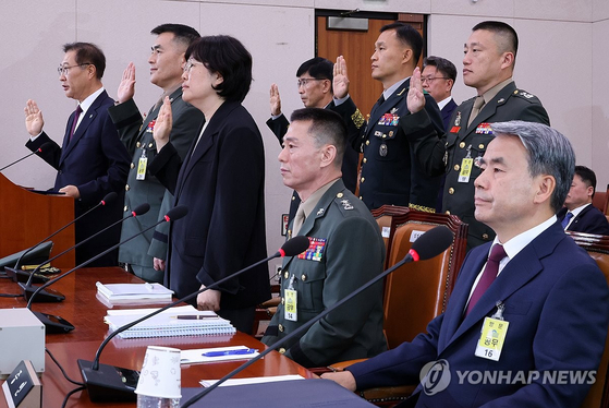 증인선서를 거부한 이종섭 전 국방부 장관(오른쪽 부터), 임성근 전 해병대 1사단장이 21일 오전 국회 법제사법위원회에서 열린 '순직 해병 진상규명 방해 및 사건은폐 등의 진상규명을 위한 특별검사 임명법'(채상병특검법)에 대한 입법청문회에서 자리에 앉아 있는 동안 박성재 법무부 장관(왼쪽부터), 박정훈 전 해병대 수사단장, 유재근 전 국방부 법무비서관 등이 일어서서 증인선서를 하고 있다. 〈사진=연합뉴스〉