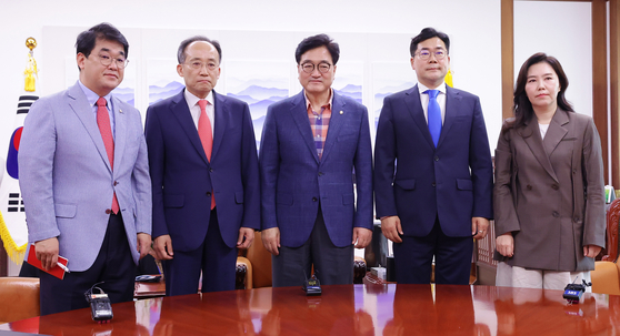 국회 원 구성을 두고 여야가 오늘(23일) 협상에 나섰지만 접점을 찾지 못하고 또 결렬됐다. 왼쪽부터 국민의힘 배준영 원내수석부대표, 추경호 원내대표, 우원식 국회의장, 더불어민주당 박찬대 원내대표, 강유정 원내대변인〈사진=연합뉴스〉