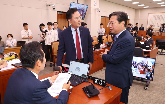 더불어민주당 소속 정청래 위원장(왼쪽)과 국민의힘 유상범 의원(가운데), 더불어민주당 김승원 간사가 25일 법사위 전체회의에서 방송3법을 두고 논쟁하고 있다. 〈사진=연합뉴스〉