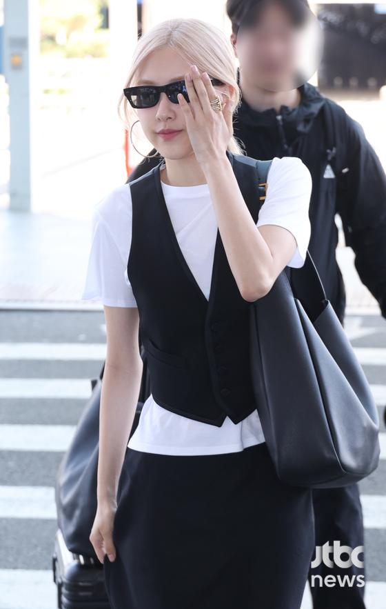 블랙핑크 로제, 소속사 이적 후 출국