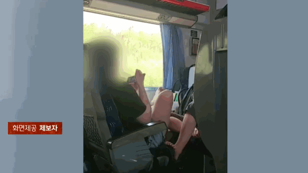 열차에서 두 승객이 서로의 좌석에 맨발을 올리는 모습. 〈영상=JTBC '사건반장'〉