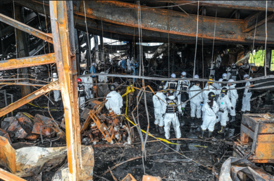 지난 25일 경기 화성 공장 화재 현장에서 유관 기관 관계자들이 화재 원인을 찾기 위한 합동 감식을 벌이고 있다. 〈사진=공동취재〉