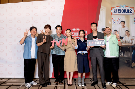 '서진이네2' 나영석 PD와 출연진, tvN 제공 