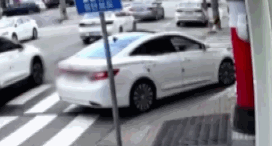 운전자가 차량 밖으로 쓰레기를 투기하는 모습. 〈영상=JTBC '사건반장'〉