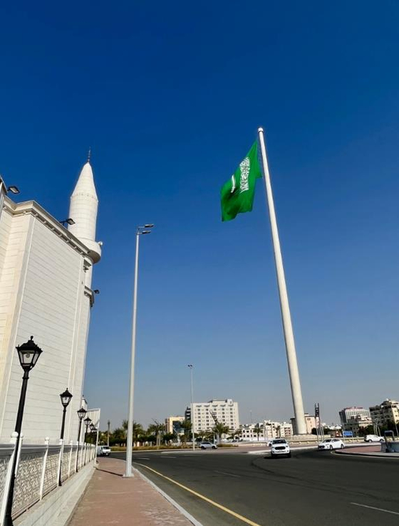 사우디 관문도시 제다시에 설치된 높이 171m 대형 국기 게양대. 〈사진 네이버 블로그 '미스어드밴처' 캡처〉