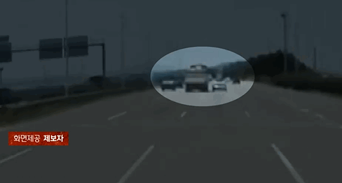 차선을 침범한 덤프트럭이 제보자 부부가 탑승한 차량에 충돌하는 모습. 〈영상=JTBC '사건반장'〉