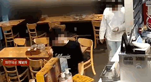 치킨집을 찾은 20대 남성이 테이블에 소변을 누는 추태를 부렸다는 제보가 JTBC 〈사건반장〉을 통해 보도됐다. 〈영상=JTBC '사건반장'〉